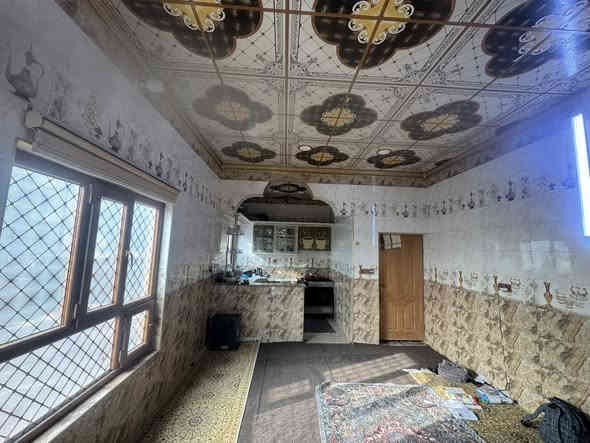 السلام عليكم بيت للبيع ركن طابو زراعي قرب السده قريب على جسر جامعه تكريت المكان صلاح الدين قضاء العلم الحاوي 
 عل تبليط. مباشر المساحه 725 متر شرط التحويل بيت 2 غرفه نوم ربعه هول موزع مطبخ حار بارد حديقه واسعه صحيات خارجيه سقوف كامل بس تجي تكعد مدارس قريبه ومركز صحي وماء وكهرباء ومكان نفه وحلو 
الشراي يتصل لاتعامل بل تعليق رجاء اتصل وتعال شوف وتدلل 
السعر 75 وبي شوي مجال قليل ***********
