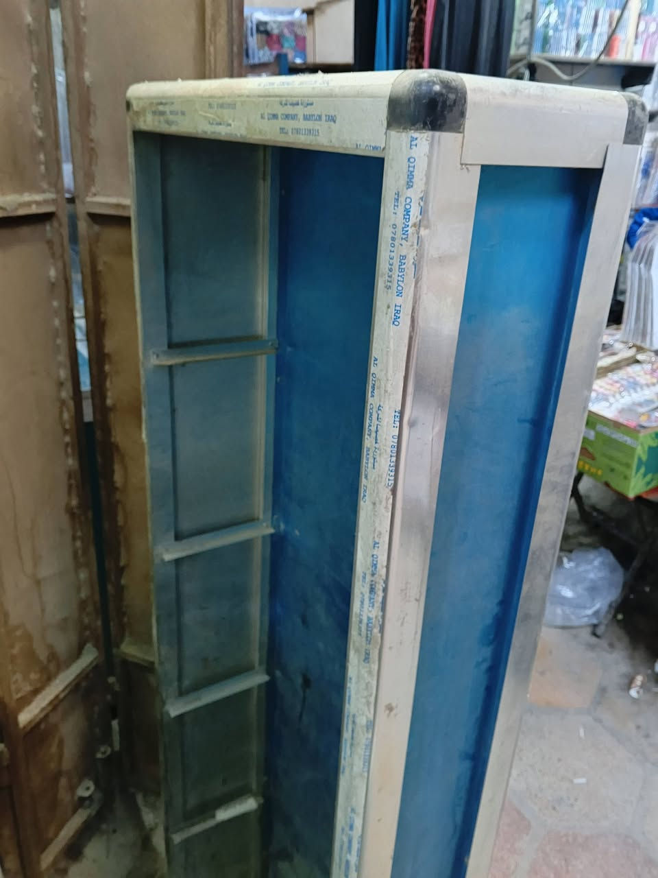 لبيع جام خانه الالمنيوم السعر
الطول 180
العمق 25
العرض 68
مكاني حله السوق المسكف 
السعر 50 الف فقط وياهن الجام مال الرفوف 
***********
