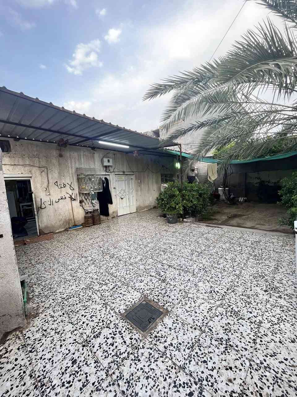 السلام عليكم
دار للبيع حي المنتظر الأولى الشارع الاول 

المساحة ٢٥٠ م 

يحتوي علئ غرفيتن ، صالة ، مطبخ ،حديقة كما موضح بالصور للاستسفار 

***********

