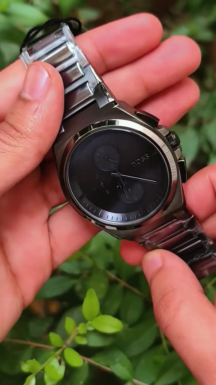 ساعة تحفة قوية كلش
 ماركة هوكو بوز الألمانية 🇩🇪 Hugo Boss ⌚
موديل: BOSS Steer GQ
جديدة لوك ⌚✨ وبعلبتها الأصلية الفاخرة مع كامل ملحقاتها
أهم مواصفات الساعة:
✅ الماكنة: يابانية كوارتز كرونوغراف عالية الدقة من سيكو 🇯🇵  Seiko VD55 .
✅قطر 44 مم
✅ التصميم: هيكل مضلع حديث مدمج مع السوار (Integrated Bracelet) يمنح معصم اليد مظهراً جميل و فخماً جداً.
✅ اللون: نفطي (رمادي داكن فاخر) بالكامل، مطلي بجودة عالية جداً ومقاوم لتغير اللون.
✅ الهيكل والسوار: ستيل كامل متين ومصقول بعناية الفولاذ المقاوم للصدأ.
✅ المميزات: وظيفة الكرونوغراف شغالة بالكامل (عدادات داخلية دقيقة لقياس الوقت) مع نافذة لعرض التاريخ.
✅مقاومة الماء: تصل إلى 50 متراً (5 ATM)،
✅ القفل: قفل مريح ومؤمن يفتح بالضغط ويحمل شعار BOSS.
متوفر توصيل لكل العراق 🇮🇶


**إذا كنت صاحب هذا الإعلان وتريد حذفه لأي سبب، رجاءا أرسل رسالة إلى الدعم الفني**