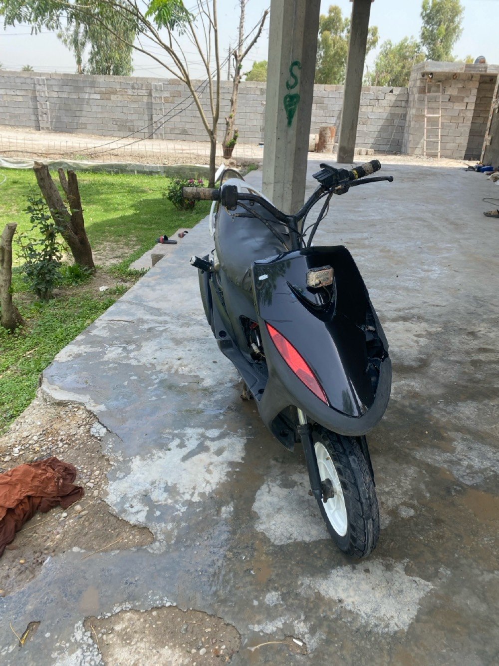 ماكس 120
دراجه مالعب شلعه ومعدل 
بيه ويل مشيف رياضي لون ابيض 
مكينه مفتوحه 55
تاير خلفي عريض 
كابريتر بلادي 
فصله بيه قويه