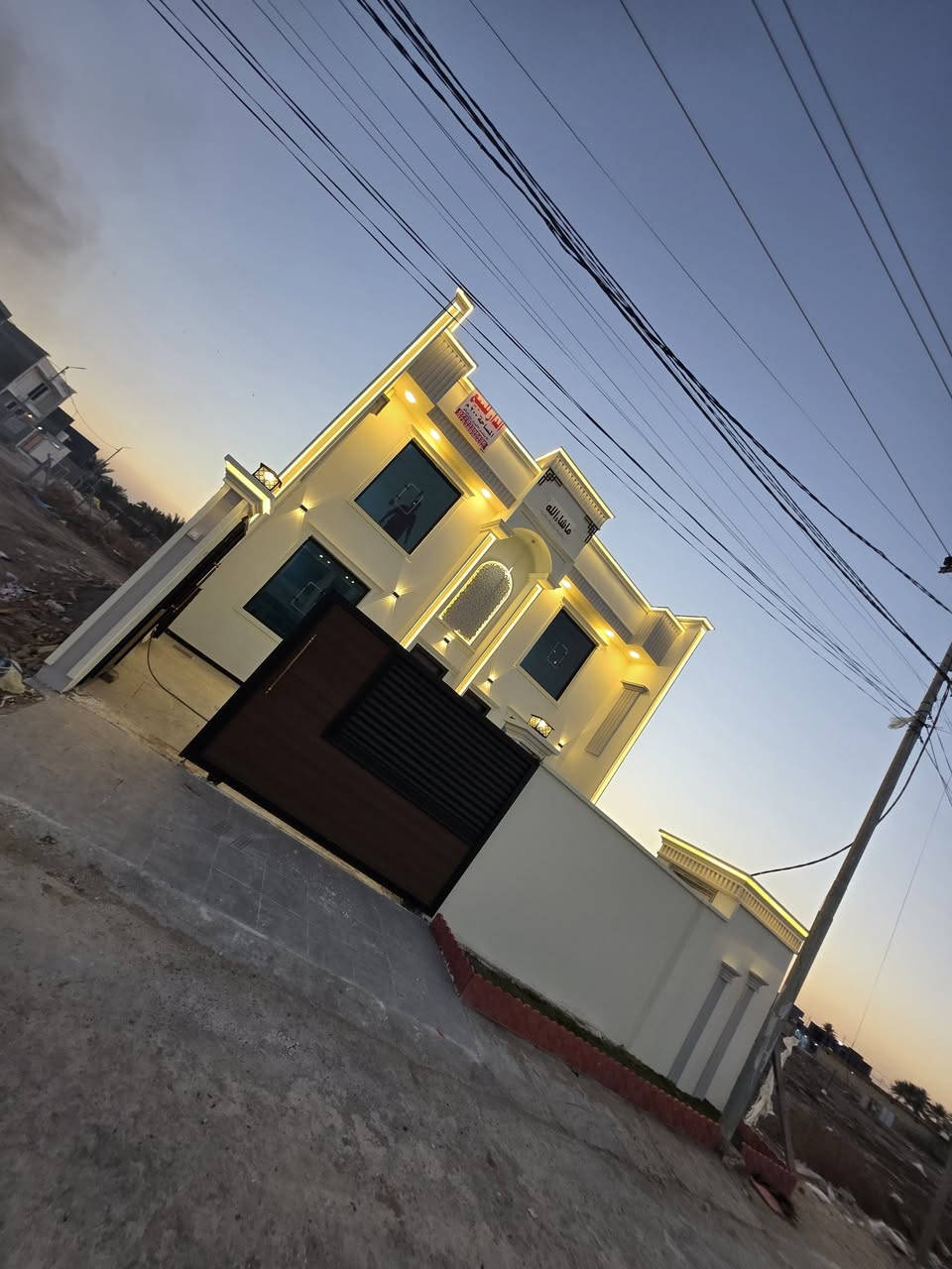 دار للبيع مساحه 200م
تسليم مفاتيح مباشر.  بناء حديث. طابوك صب كونكريت 

الطابق الاول 
غرفه نوم .  هول.  استقبال.  مطبخ. 
مجمع صحيات داخلي وخارجي. حديقه.  كراج سياره 

الطابق الثاني 
غرفتين نوم. +بيوته.

طابو زراعي سند 25 تحويل مباشر باسم المشتري 
بابل ورديه داخل قرب الأمام سيد موسى 
الاستفسار اتصال على ارقام
***********
***********
