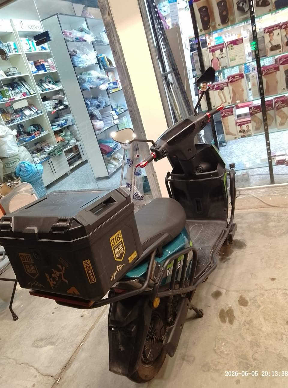 السلام عليكم شباب 
دراجة شحن للبيع كوريا ام ار 
نوعيتها اي نقص مابيها 
شغل واطلع
سعرها 785  الف وبيها مجال

٦ بطاريات دبل 
لايت زنون بلوجكتر عالي وناصي الوان احمر وابيض
نظام خلفي للرجوع
درع حماية للدراجة
تاير خلفي جديد
منفذ تايب سي
صندوك 
ودراجة جديدة خير من الله
للاتصال *********** 
 مكاني شارع فلسطين / البنوك
