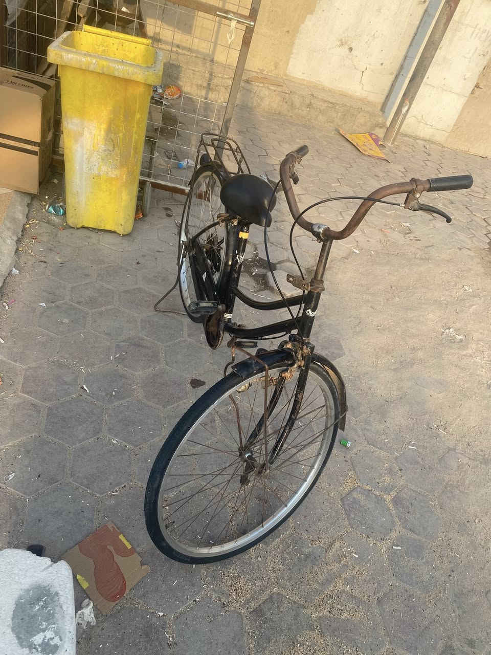 بايسكل سياحي كلشي مابي وكلشي مايحتاجله سعره 35 ألف قفل من لخير مكاني بصره موفقيه ***********
