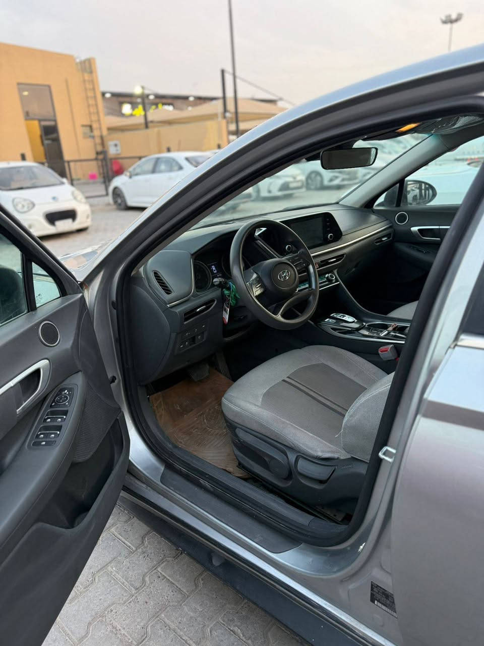 سوناتا موديل 2021 امريكي
حادث جاملغ امامي وخلفي جهة السايق وشوية بارد بالجنطة 
ماشية ٨٧ الف ميل 
محرك ٢٥٠٠ اربعة سليندر 
مواصفات عادية فقط شاشة وكاميرا
سنوية ٢٠٢٨
مكان السيارة كربلاء
رقم صاحب سيارة ***********
