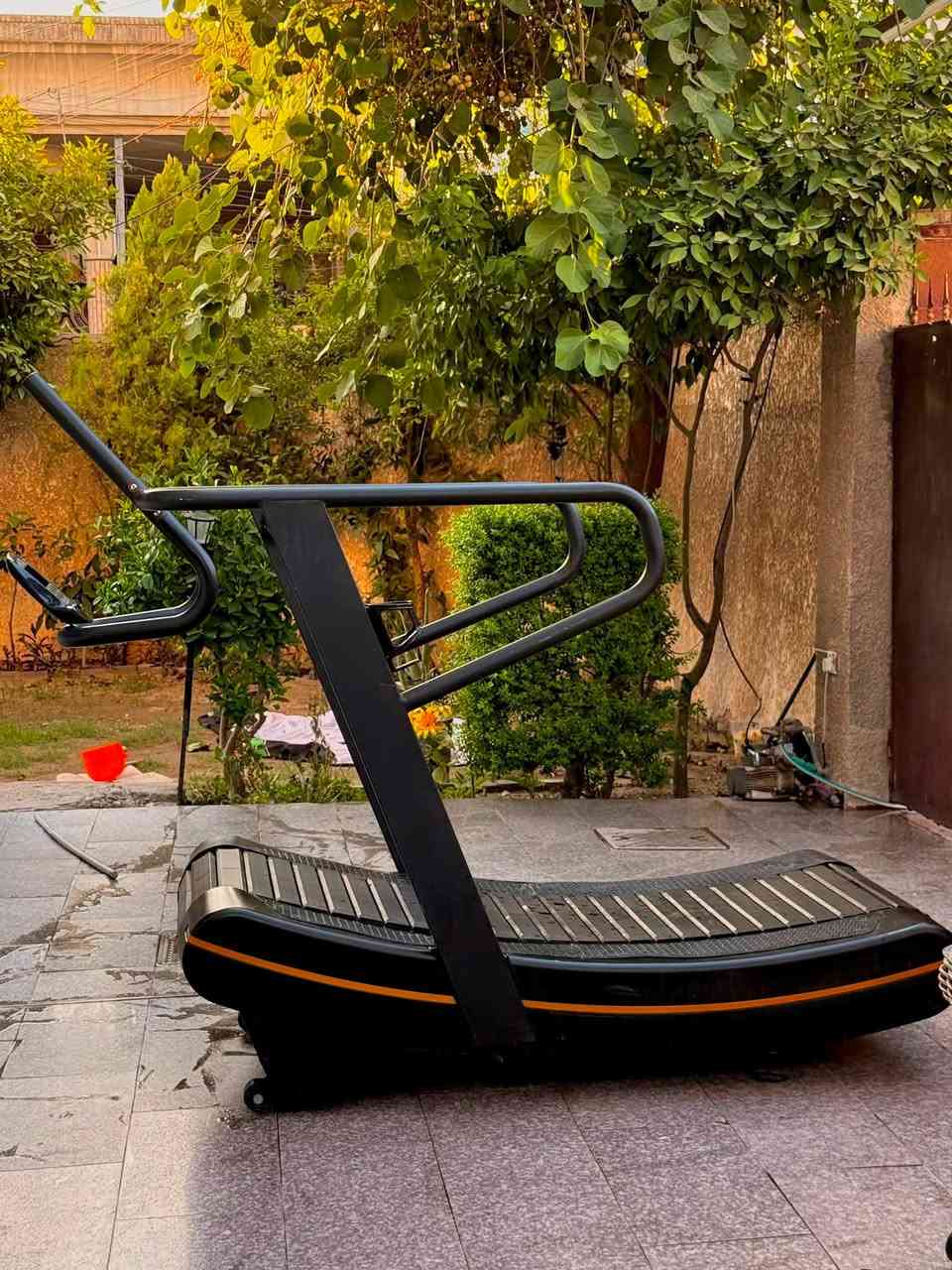 جهاز كارديو (Air Runner) بحالة ممتازة وشبه جديد 🏃‍♂️🔥
الجهاز نظيف جداً، السير ناعم ويمشي بسلاسة تامة بدون أي عيوب بالتشغيل. يعمل بدون كهرباء ويعتمد بالكامل على حركتك (أقوى جهاز لحرق الدهون وتجهيز القاعات). ملاحظة: بيه كسر بسيط جداً باليدة وموضح بالصور، وما يأثر على الاستخدام نهائياً.
 السعر: 600$ دولار (بيه مجال بسيط للشراي).
 الموقع: بغداد - شارع فلسطين.
 للتواصل والاستفسار: *********** 📞
التواصل على الخاص أو الاتصال برقم الهاتف.
