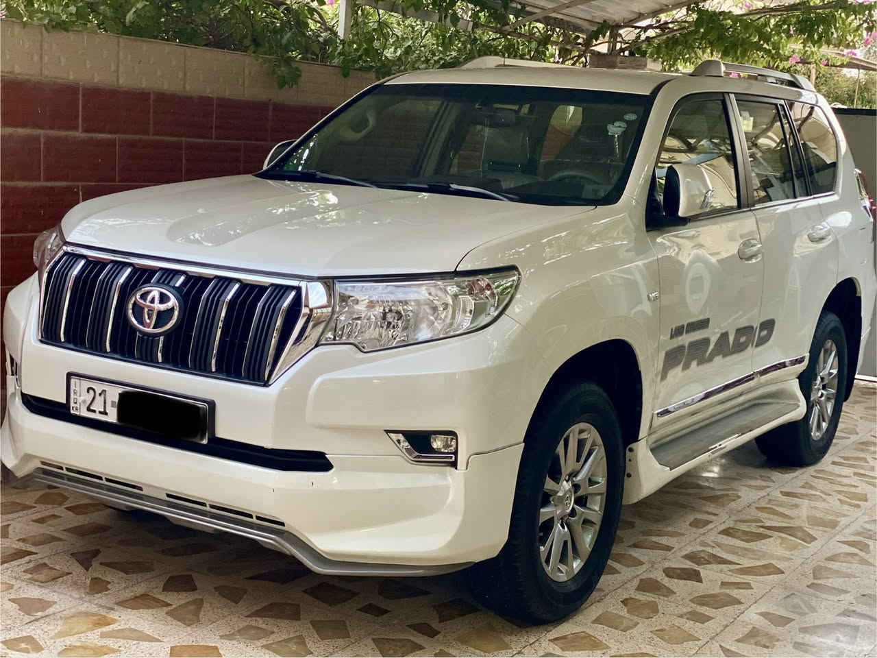 السلام عليكم برادو ٢٠١٩ GXR
ابيض صدفي مكفولة ماعدا رصعتين صغار بالباب الامامي جهة السائق
محرك  ٦ سلندر
دبل تانكي
اربع كامرات
شاحن موبايل وايرلس
حساسات خلفية
شاشات خلف المقعد الامامي
كشنات جلد بلادي
كشنات امامية كهرباء
ممشى السياره ١٤٠ الف كم
السيارة جديدة و كلشي بيه عالبلاد 
وصيانته و تبديل الدهن كله بالشركة
السيارة فول مواصفات ماعدا الفتحة
سعره ٣٩٥ ورقه
والشراي يتصل ويتدلل
***********،
