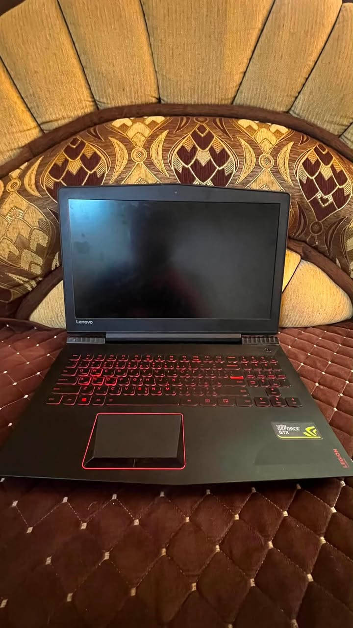* 🧠 المعالج: Intel Core i7-7700HQ (الجيل السابع، 4 أنوية / 8 خيوط)
* 🎮 كرت الشاشة: NVIDIA GeForce GTX 1060 Max-Q (6GB GDDR5)
* 🧩 الرام: 8GB DDR4 (قابل للترقية حتى 32GB)
* 💾 التخزين: SSD M.2 NVMe سعة 256GB
* 🖥️ الشاشة: 15.6 بوصة Full HD (1920×1080) IPS
* 🌐 الاتصال: Wi-Fi، Bluetooth، منفذ LAN Gigabit
* 🔌 المنافذ: USB 3.0، USB Type-C، HDMI، RJ-45، منفذ سماعة 
لابتوب نضيفه كلش من ناحيه القطع و ما متعوبه بس بيها هاذ الكسر موضح ب صور وما ماثر الكسر ابد 
 
سعر ٤٣٠ الف 
مكاني موصل توصيل موجود


**إذا كنت صاحب هذا الإعلان وتريد حذفه لأي سبب، رجاءا أرسل رسالة إلى الدعم الفني**