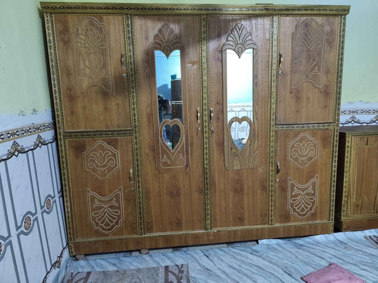 سلام عليكم كنتور اربع بيبان نضيف كلش  بي ضربه خفيفه مال النقل سعره 300 وبوفيه نضيفه قياس متر وعشرين سعرهة 125للأستفسار ***********
