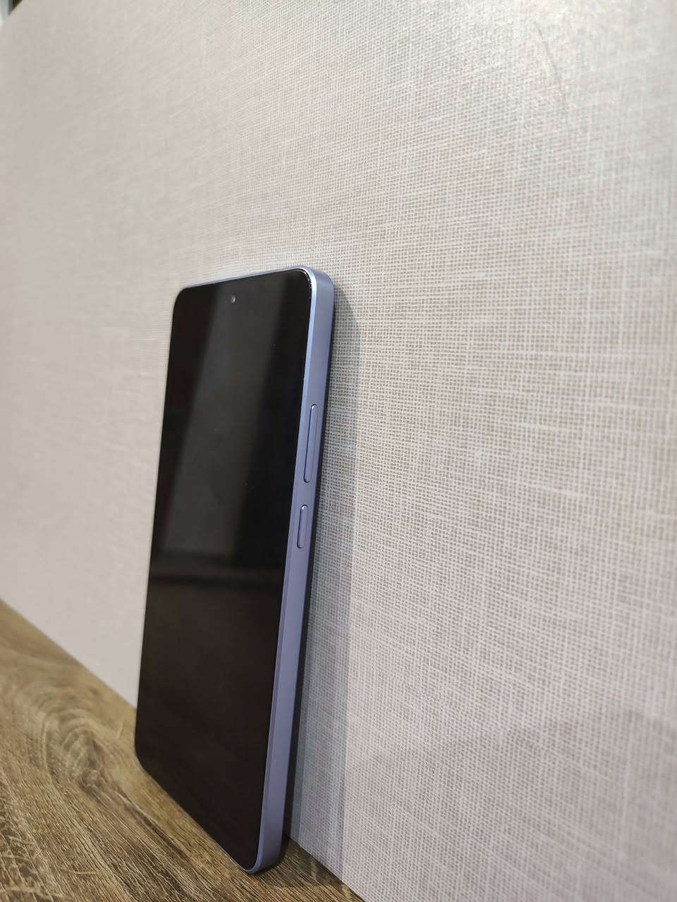 📱 مواصفات جهاز OPPO Reno11 F 5G:
اسم الجهاز والوجبة: OPPO Reno11 F 5G (رقم الطراز: CPH2603).
المعالج: ميديا تيك ديمينسيتي 7050 (MediaTek Dimensity 7050) الداعم لشبكات الجيل الخامس.
الذاكرة العشوائية (RAM): يأتي بـ 8 جيجابايت رام أساسية (مع إمكانية توسعتها افتراضياً بزيادة تصل إلى +4 أو +8 جيجابايت إضافية).
مساحة التخزين الداخلية: 256 جيجابايت (المستخدم منها في الصورة حوالي 24.1 جيجابايت).
الشاشة: بحجم 6.7 بوصة (تردد 120 هرتز من نوع AMOLED).
البطارية: بسعة 5000 مللي أمبير في الساعة (وتدعم الشحن السريع بقوة 67 واط).
نظام التشغيل: واجهة ColorOS 14.0 المبنية على نظام أندرويد.
📸 منظومة الكاميرات:
الكاميرا الأمامية (السيلفي): بدقة 32 ميجابكسل.
الكاميرات الخلفية (ثلاثية):
الكاميرا الأساسية: بدقة 64 ميجابكسل.
كاميرا التصوير العريض (Ultra-wide): بدقة 8 ميجابكسل.
كاميرا الماكرو (التصوير القريب): بدقة 2 ميجابكسل.جهاز OPPO Reno11 F 5G الظاهر في إعدادات الصور يعطيك أداءً ممتازاً ومستقراً في لعبة ببجي (PUBG Mobile) بفضل معالج Dimensity 7050:
60 فريم (60 FPS): يشتغل الجهاز بسلاسة تامة على إعدادات جرافيك سلسة + قوية جداً (Smooth + Extreme).
هذا الخيار (60 فريم) هو الأفضل لضمان استقرار اللعب وسرعة الاستجابة بدون تقطيع أو حرارة عالية أثناء المواجهات والـ Hot Dro 
كل هاذا المواصفات بسعر 190 فقط .***********
