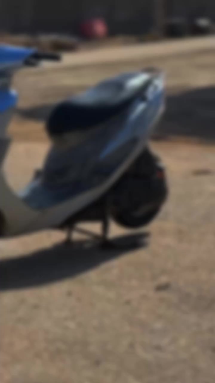 السلام عليكم 
الدراجه البيع
سعر ٨٠٠ وبيه مجال
قبل شهر طالعه من الحاويه
شرط ما مفتوح برغي بيه وين ما تريد افحص
غراضه كامله الصالنصه البلاديه موجوده والذيل الوره موجود
رقم ***********
