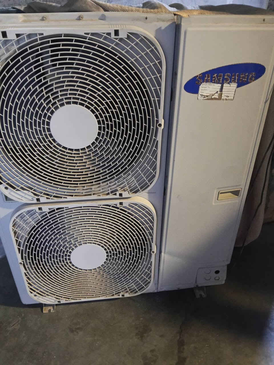 سلام عليكم سبلت 4 طن سامسونك ثريفيز غراضة كاملة ماطور عاطل بواري وريمونت كامل *********** السعر 500 وبي مجال
