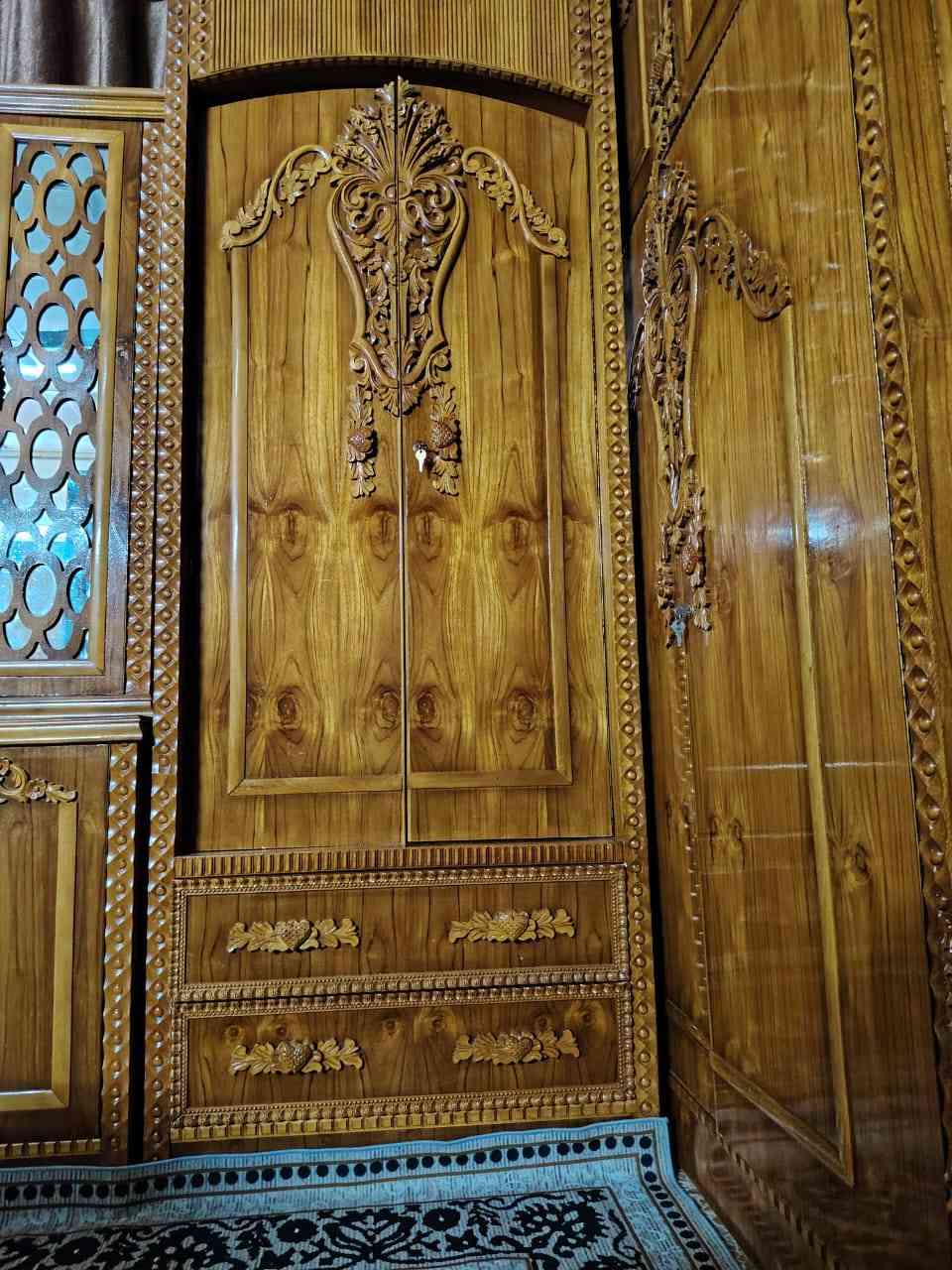 غرفه للبيع الي يحب يتوصل موجود وتساب او اتصال عل ارقم  ***********
