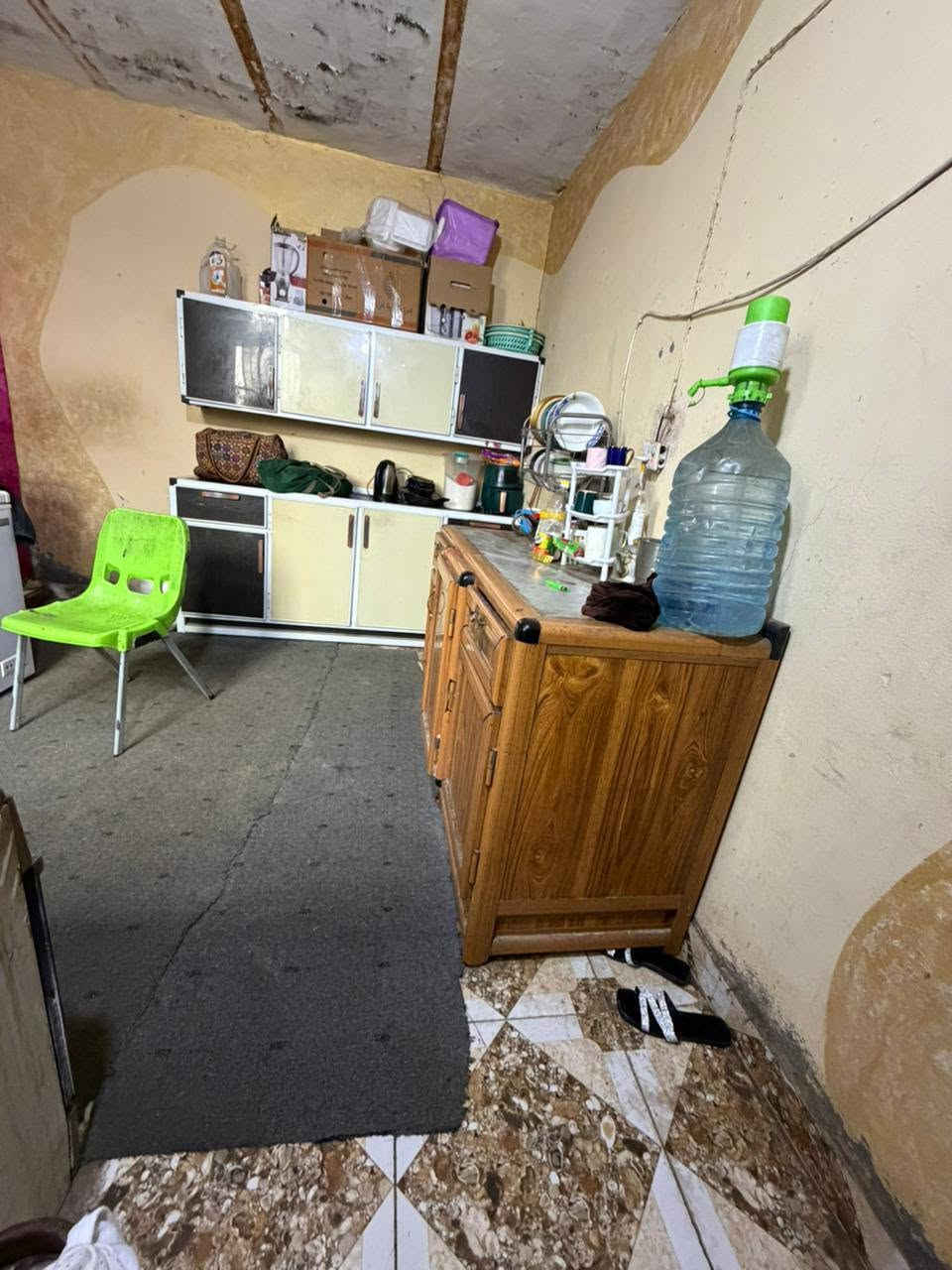 السلام عليكم 
يتوفر بيت زراعي مساحة  150 زراعي مكاتبة فقط. 
يتكون البيت من 3غرف وصالة ومطبخ وصحيات وطارمة واساس ستقبال السعر 16مليون
كافة الخدمات متوفرة
منطقة الجربوعية الاولى منطقة سيد ستار


**إذا كنت صاحب هذا الإعلان وتريد حذفه لأي سبب، رجاءا أرسل رسالة إلى الدعم الفني**