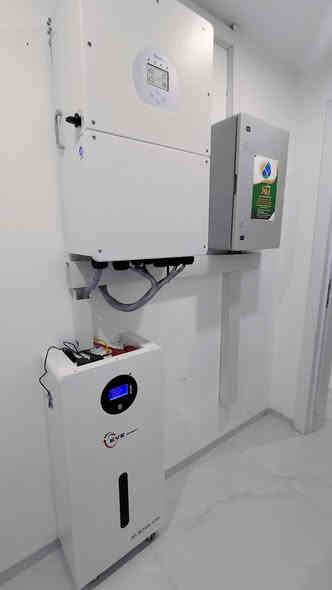 🔋 إنجاز جديد لمكتب روژ للطاقة الشمسية في #اربيل 
🗓️ الاحد 7_12_2025
بفضل الله وبدعمكم المستمر، يسرّ مكتب روژ للطاقة الشمسية أن يعلن إكمال مشروع تحويل منازل للواء هاشم محمد في اربيل إلى منظومة طاقة شمسية متكاملة توفر كهرباء مستقرة على مدار الساعة 🌞، مع نظام تشغيل وإدارة كامل عن بُعد.
🚀 مواصفات المنظومة المنجزة:
🔸 ألواح شمسية 645 واط × 32 – ضمان 12 سنة – شركة Longi x10 نانو سيراميك 
🔸 بطاريات ليثيوم 15 كيلوواط × 1 بسعة 300 أمبير – ضمان 5 سنوات – شركة EVE – أكثر من 8000 دورة شحن
🔸 إنفرتر 16 كيلوواط – قطعة واحدة – شركة Deye – ضمان 5 سنوات
🔸 قدرة تشغيل مستمرة:
    • نهاريًا: 65 أمبير
    • ليليًا: 15  أمبير
🔋 استغناء تام عن المولدة
يأتي هذا الإنجاز ليؤكد التزام مكتب روژ للطاقة الشمسية بتوفير حلول طاقة متجددة موثوقة وآمنة تلائم المنازل والمشاريع التجارية على مدار الساعة، مع أعلى مستويات الجودة.
🌍 عناوين المكاتب:
📍 بعشيقة – حي الربيع – قرب كافتيريا الربيع
📍 شيخان – مفرق شيخان – قرب مطعم عنتاب
📍 سنجار – سنوني
📞 للاستفسار والتواصل:
المهندس قيدار: *********** – ***********
سلام سلو: *********** – ***********
📲 تابعونا على صفحة مكتب روژ للطاقة الشمسية لمشاهدة المزيد من الإنجازات والتحديثات.
#الطاقة_الشمسية #مكتب_روژ #طاقة_نظيفة #نينوى #العراق #بعشيقة #شيخان #سنجار #دهوك #الموصل #طاقة_متجددة #الاستدامة #روژ_تبدع #باعذرة #كوردستان
