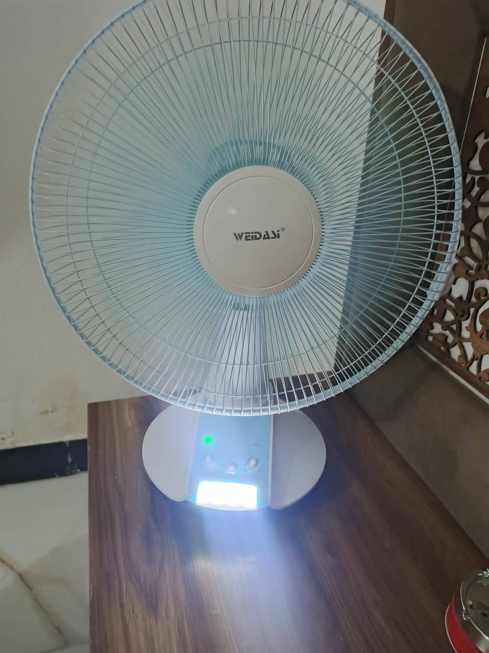 بنكه شحن تشتغل شحن وكهرباء تطول على شحن ٦ ساعات ب ٣٠ 
***********
