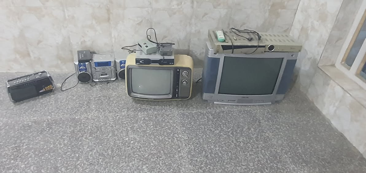 سلام عليكم  تلفزيونات   عدد 2   وستلايت  عدد 3  ورايدو ع الكهرباء ومسجل  كولهن شغاللات  ومحولات  2  للتلفزيون محولة من الستلايت العادي الى  hd   كولهن  سعرهن ٥٠ الف  وبيهن مجال  مكاني محاويل ***********
