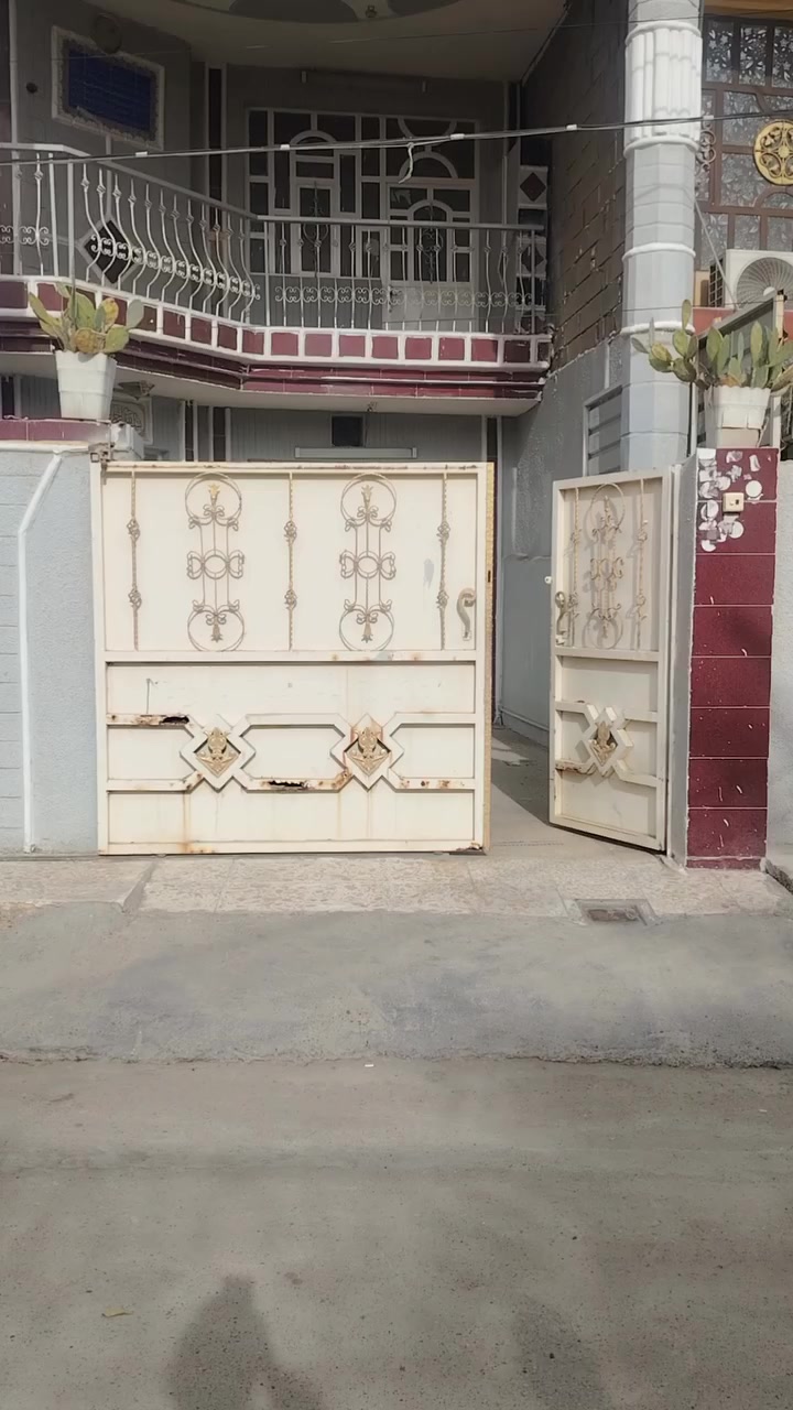 سلام عليكم بيت البيع طابو صرف شرط تحويل مباشر مساحه 150متر واجه7ونص ونزال 20 خدمات كامله ماي كهرباء مجاري  يحتوي 4منام وستقبال ومطبخ ومساحه درج حمامات داخل وخارج  مكان 78سعر خاص الاستفسار على رقم ***********
