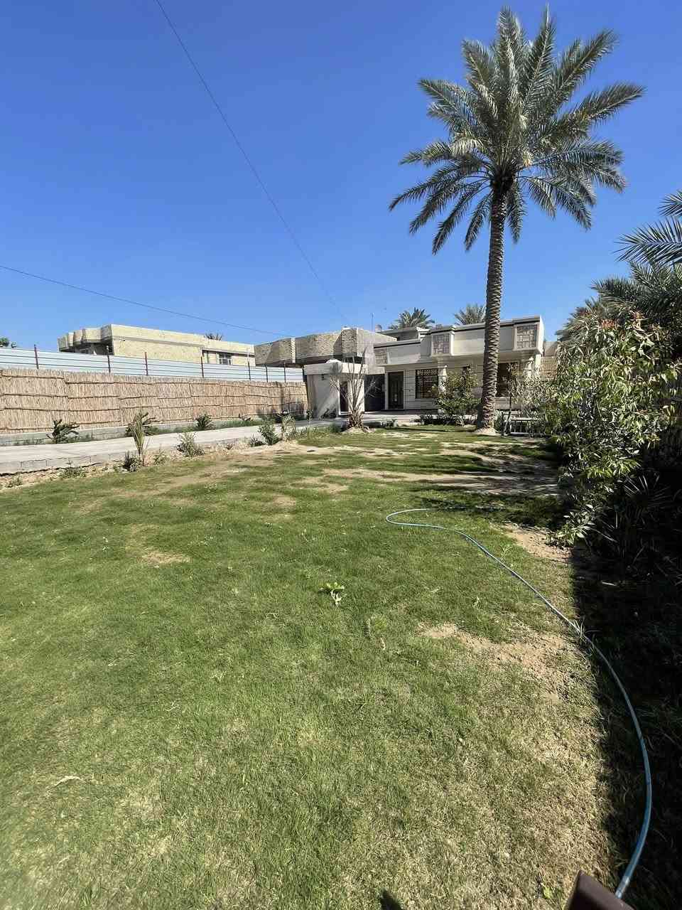 سلام عليكم 
دار للبيع
مساحه 550  متر واقع حال 850  متر طابو زراعي سند 25 عله طابو المحموديه بناء حديث ٣ غرف نوم حمامات 2العنوان  خلف بازين خانه حي الصفاء قرب حولي المحموديه تبليط الباب البيت مدرسه قريبه  بسعر مناسب الاستفسار الاتصال صاحب البيت ***********
