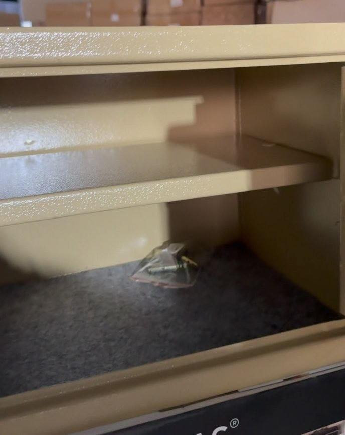 قاصه حجم وسط ب50000 الف بس 😊وزن سته كيلوات ونص  ابعاد الطول 25 العرض 35  الارتفاع 25  يوجد توصيل لكل العراق😇


**إذا كنت صاحب هذا الإعلان وتريد حذفه لأي سبب، رجاءا أرسل رسالة إلى الدعم الفني**