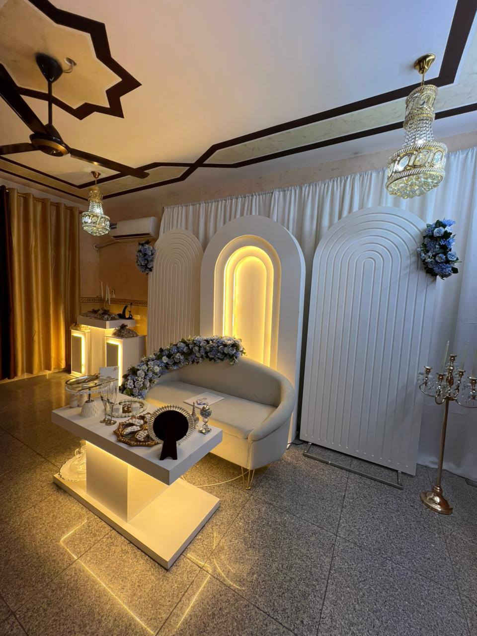 السلام عليكم 
كوشة خشب لون ابيض 
3 قوس خلفي   طبلة وسطية 
3 ميز مهر 
(الخشب فقط للبيع)
قطع نضيفة جداً 
ارتفاع القوس 1.90cm
التواصل ***********
