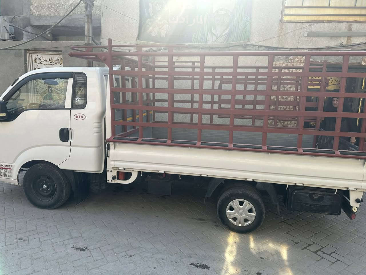 سلام عليكم كيا ٢٧٠٠ موديل ٢٠٢٠ جاهزه من كلشي بسمي بس هاي طخه لي بل بنيد خفيفه مابيها بعد اي نقص رقم ***********معروضه ١٣٢ ورقه  مكان سياره بغداد مدينه الصدر
