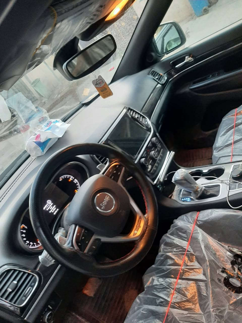 جيب كراند شيروكي موديل ٢٠٢١ امريكي ترايل هوك للبيع السعر ٢٣٠ ورقه الحادث موضح بالصور وبيه خمس قطع صبغ وبيه مجال حك الجيه بغداد الدوره *********** والمواصفات مال ترايل هوك معروفه واحد علة واحد السياره جكات
