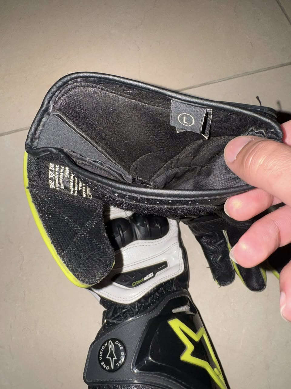 سلام عليكم جفوف للبيع جدد مملبوسات قياس لارج مديم اصليات كله اسعار مذكوره  توصيل موجود ***********
