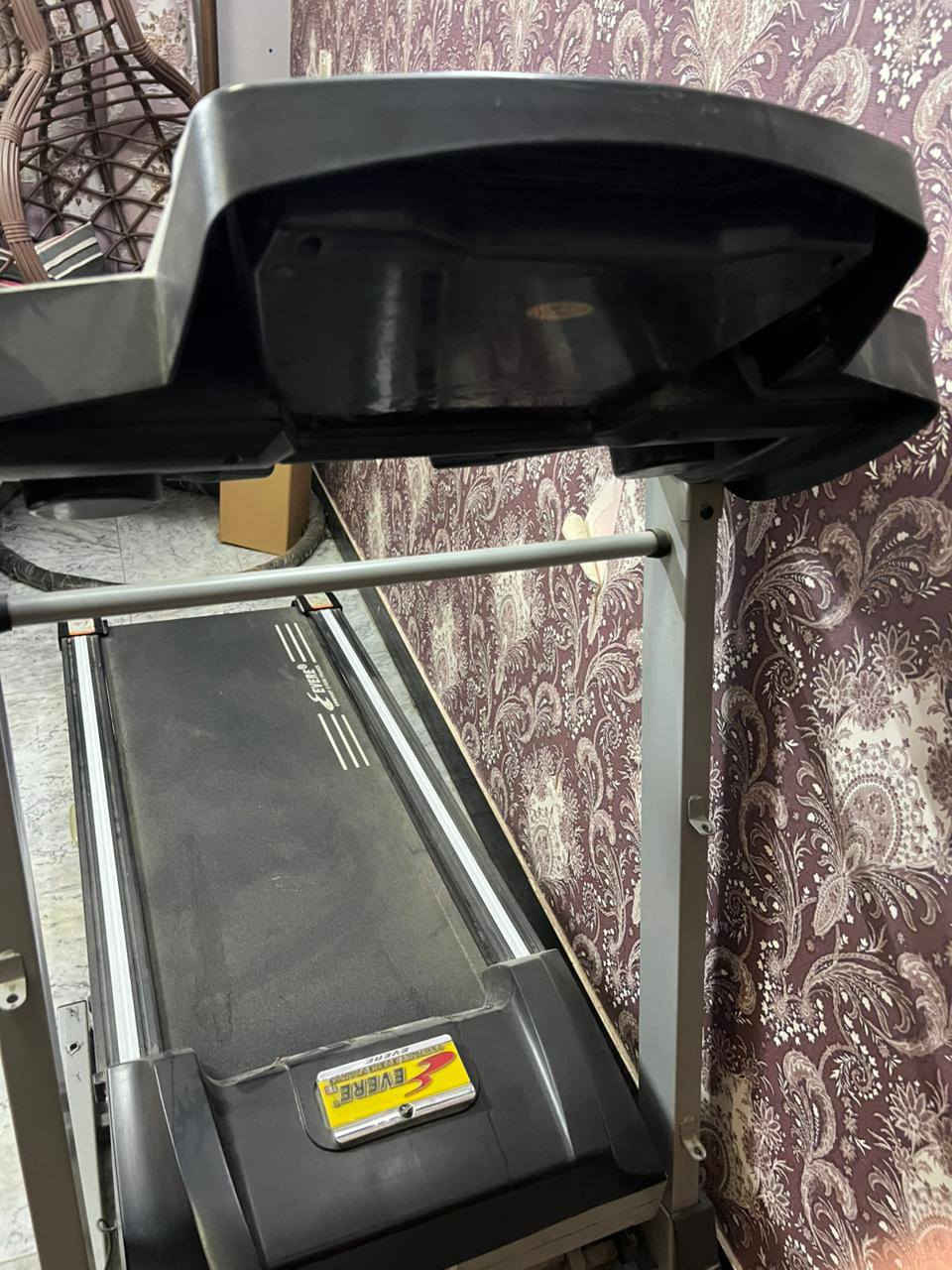 للبيع مشاية كهربائية (Treadmill) منزلية بحالة ممتازة 🔥

✅ شاشة ديجيتال تعرض:

- السرعة
- الوقت
- المسافة
- السعرات الحرارية

✅ برامج رياضية متعددة
✅ تحكم بالسرعة
✅ مفتاح أمان
✅ مناسبة للمشي والركض المنزلي
✅ شغالة بدون مشاكل

🎁 وياها جهاز هزاز للبطن والجسم يساعد على شد الجسم وتحفيز الحركة

السرعة تقريباً من 1 إلى 18كم/س
تتحمل تقريباً لحد 100-180كغم

💰 السعر: 300 ألف دينار

📞 للتواصل:
***********
***********
