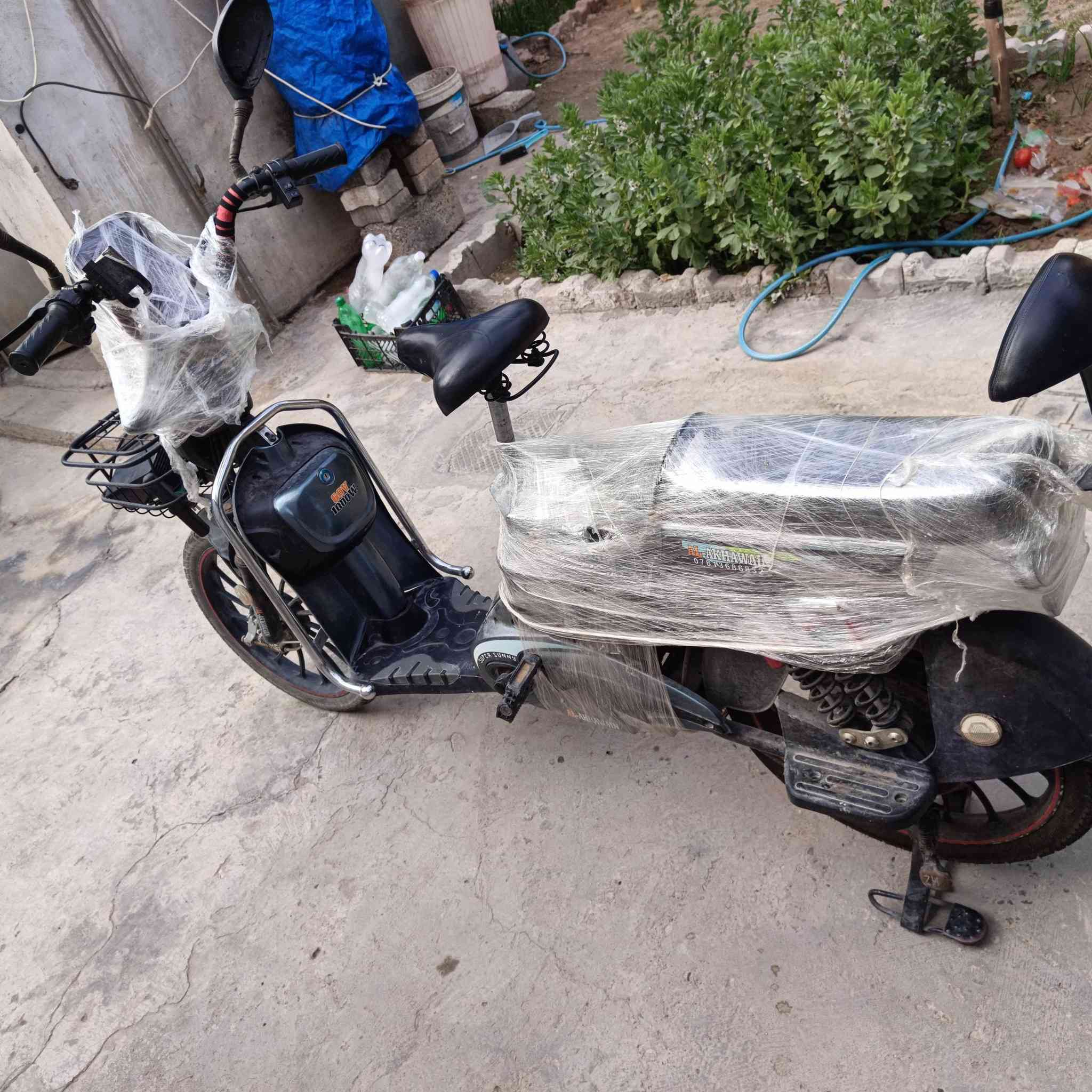 سلام عليكم دراجه شحن للبيع شحنته وياه تاير خلفي جديد شاشه شغاله اشاره لايت  فقط بطاريته شويه ضعيفه كل شي بيها شغال سعر 250 بيها مجال للتواصل ***********
