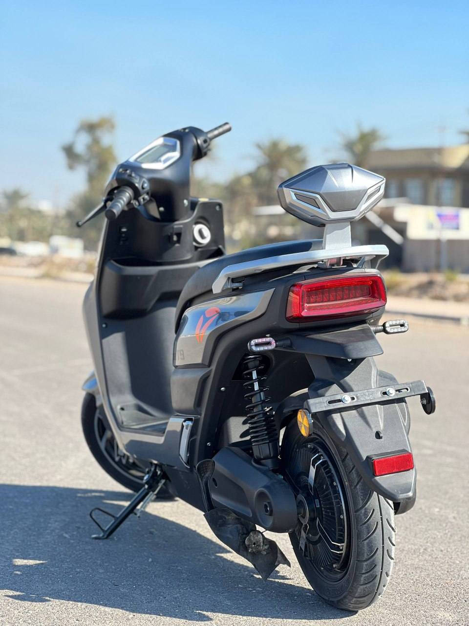 من رخصة الأدمن المحترم 
دراجة شحن من شركة YADEA T9 زيرو ماشية كيلو فقط
🔋 المواصفات الأساسية
⚡ المحرك والأداء
نوع المحرك: كهربائي – محرك محورٍ (Hub Motor). �
قدرة موتور: 2600 واط
السرعة: حوالي 60 كم/س
الكير : كير أوتوماتيك سرعتين لقيادة سلسة
نوع البطارية: بطارية Graphene (أحدث من بطاريات الرصاص/أيون الليثيوم التقليدية). �
فولت : 72V 38Ah
تمشي : من 100 إلى 120+ كم بشحنة وحدة
مدة الشحن: حوالي 6 ساعات
🚨 البريكات أمامي وخلفي دسك وبنز بالمكان
🛠️ مميزات إضافية
✔ شاشة رقمية لعرض السرعة والمعلومات. �
✔ إضاءة LED كاملة للمصابيح الأمامية والخلفية. �
✔ منفذ USB لشحن الهاتف
✔ تصميم عصري ورياضية 
سعرها 950 وبيها مجال بصيط 
دراجة حلوة وبعدها زيرو مكاني بغداد الشعب 
رقمي *********** متوفر واتساب مازنجر
