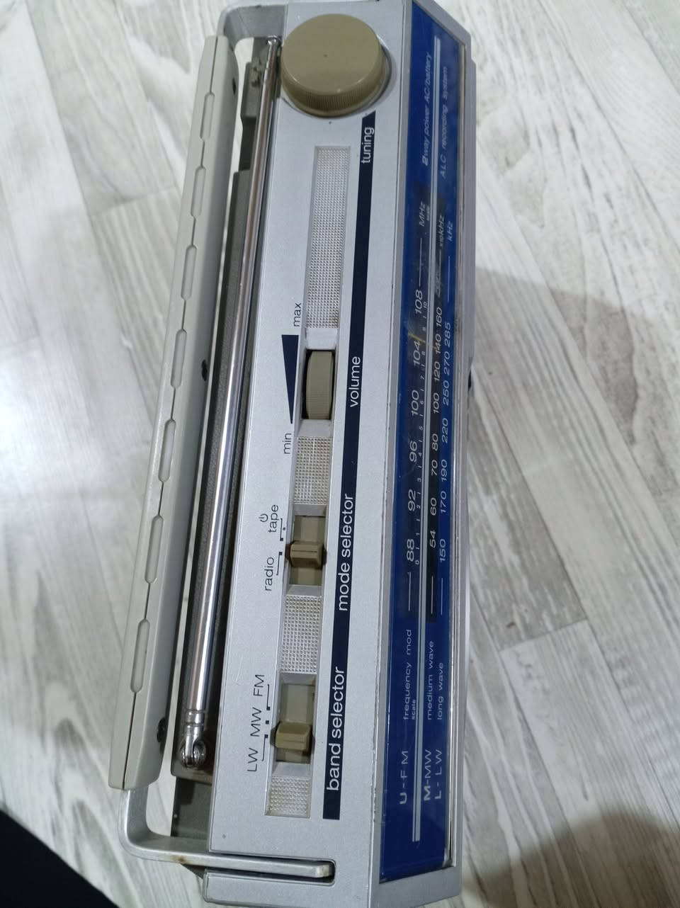 راديو ومسجل نوع شارب أصلي وليس تقليد نظيف جداً 
شغال وعلى بلاده بدون أي نقص أو خلل نهائياً

الراديو ثلاث موجات
FM.. MW. LW

المسجل شغال مع التقديم والترجيع

يعمل على كهرباء 220 فولت بالإضافة إلى بطاريات حجم كبير عدد 4

السعر 45 الف
يوجد توصيل


**إذا كنت صاحب هذا الإعلان وتريد حذفه لأي سبب، رجاءا أرسل رسالة إلى الدعم الفني**