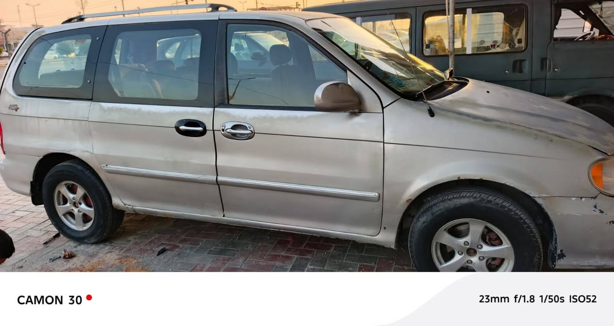 السلام عليكم السياره للبيع او مراوس حسب القناعه 
كيا كرنفال 2004 مكينه وكير كامري بلجيس تخم تاير جديد سياره جاهزه من كلشي حداديه جديده سستم سماعات وشاشه كامل السعر 45 وبيها مجال للشراي للاستفسار الاتصال ع الرقم ***********
