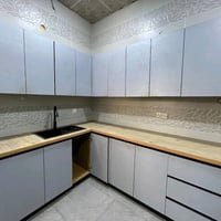 هذا كاونتر مطبخ حديث وجميل، يتميز بتصميمه العصري وأمجاره الواسعة، إضاف...