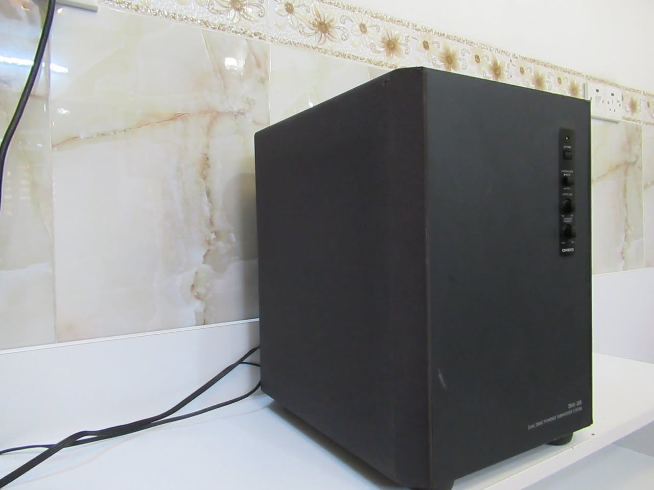 مضخم صوت صب وفر احترافي  انكو  SKW305 باله ياباني . يحتوي على مكبري صوت (2Woofers) مقاس 16 سم داخل نفس الصندوق،  كهرباء 110 فولت
  (Dual Drive System)
* *الوزن:* 11.5 كجم (وزن ثقيل  ومغناطيس ضخم).
 * *الأبعاد:* العرض 285 ملم × الارتفاع 381 ملم × العمق 347 ملم.
 * *استهلاك الطاقة:* 65 واط.
السعر 60 الف 
يوجد توصيل


**إذا كنت صاحب هذا الإعلان وتريد حذفه لأي سبب، رجاءا أرسل رسالة إلى الدعم الفني**