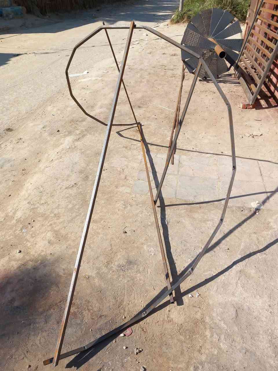 درج حلزوني 
مراحل أوليه 
دقه في العمل والقياسات 
انتظروا النتيجه النهائيه للعمل 
رغم المساحه متر وربع مربع 
وصعوبه المكان لضيق المساحه
الا انكم سترون تحفه هندسيه ابداعيه 
للتواصل 
***********
