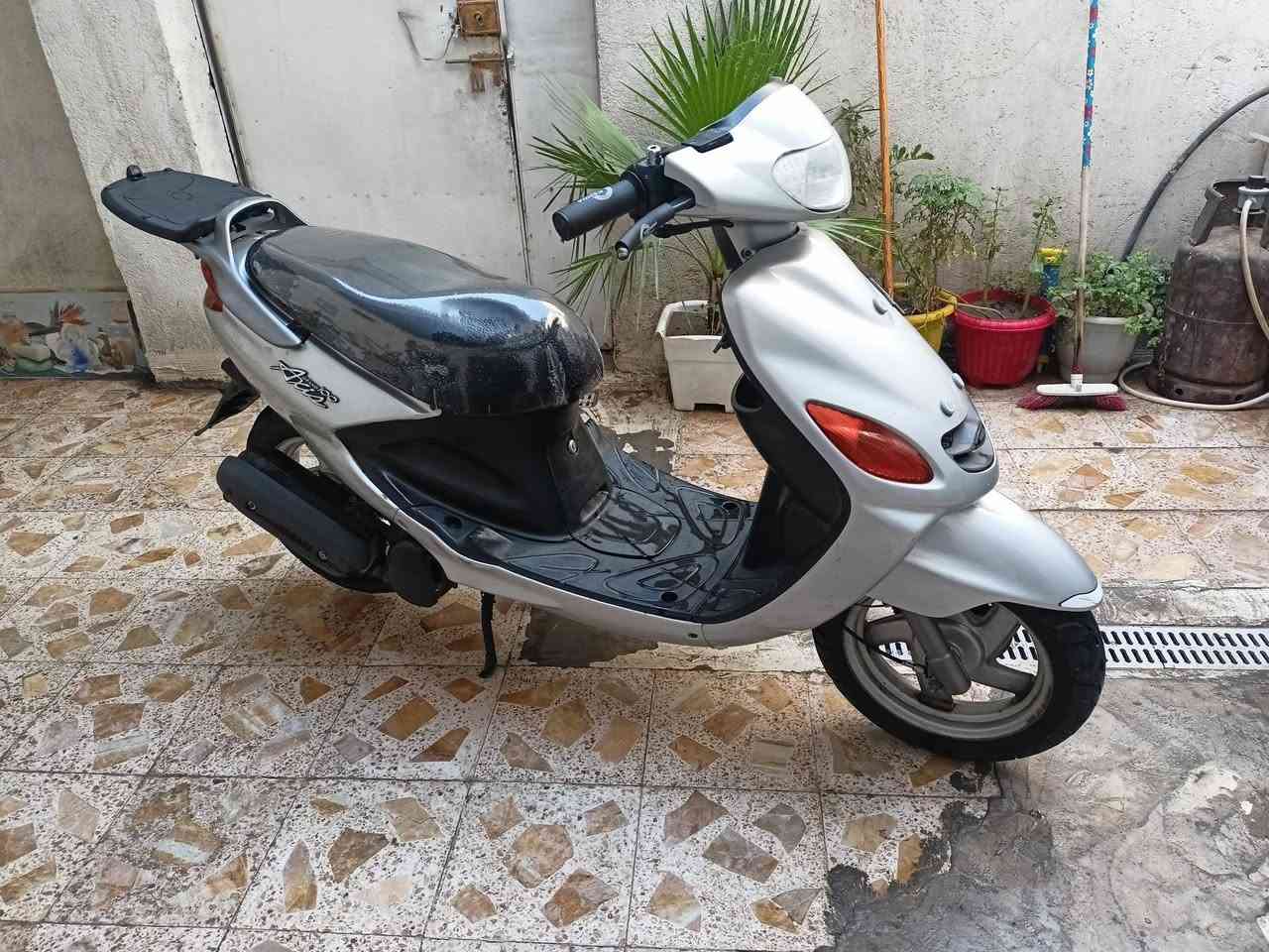 دراجه صارلها شهر طالعه من الحاويه جاهزه مجهزه سرعه مشي نعومه شلعه مابيها اي نقص الباتري مال اليابان بيها مكاني ناصريه مركز السعر مليون و300 وبيها مجال للشراي وهذا رقمي ***********
