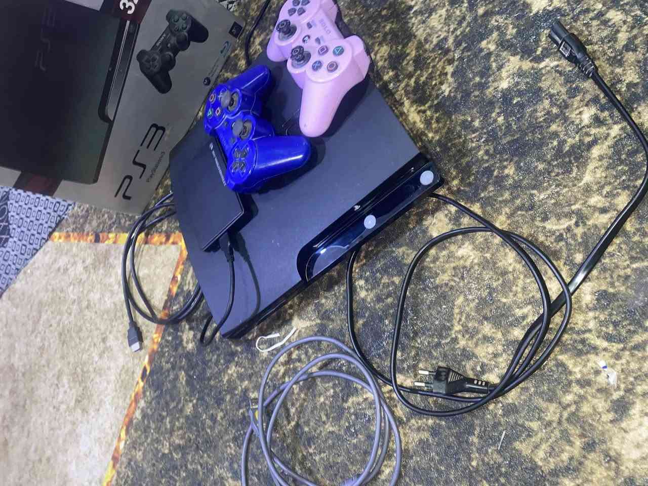 يالله سلام عليكم بلي ستيشن 3 الاصلي نضيف وجديد وغراضه كله كامله معه يداد ثنين معه هارد بلي يجن بيه 50 لعبه الابلي جديد ونضيف وما داخل تصليح ابد الله شاهد شرط تجي تفحص اذا مفتوح لو داخل تصليح تعوفه السعر 170 / العنوان البصرة الزبير / الاتصال (***********)
