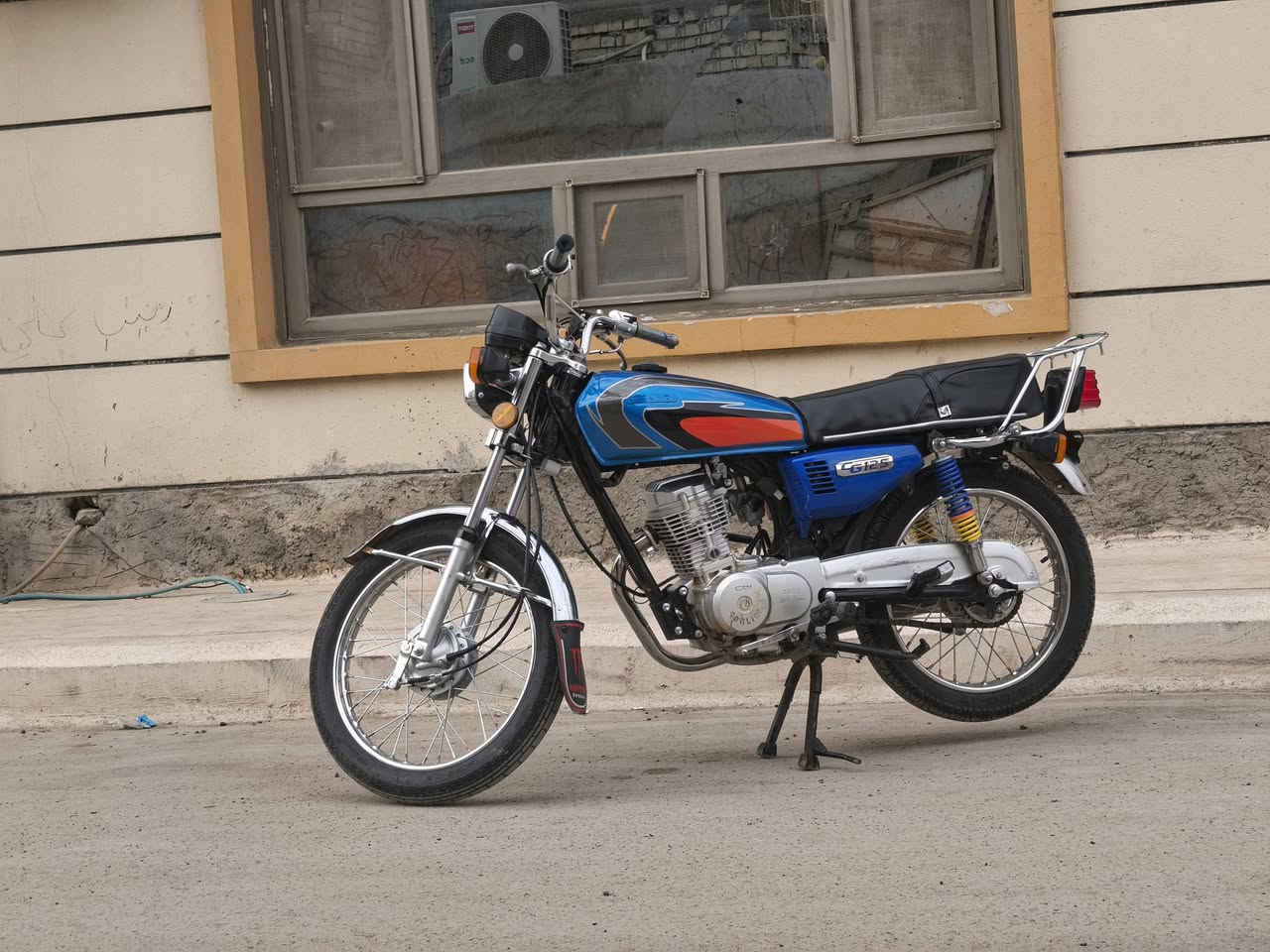 سلام عليكم دراجه ايراني سولنك 4 كير
دراجه جديده ما بيهة اي شي بس كهربائيات واكفه 
ماشيه 4000
سعر 625
***********
