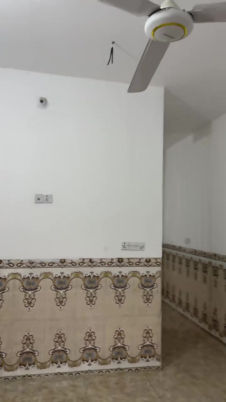 السلام عليكم بيت للايجار بغداد حي الحسين  متكون من غرف عدد 2
الباقي مرفق بصور 
***********
