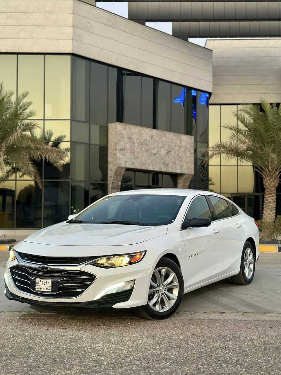 شوفرليت ماليبو 2023 فئة LT ابيض
بدون رقم تترقم جميع المحافظات..
المواصفات :
محرك 1500 تيربو 
بصمة تشغيل +بصمة ابواب
تشغيل عن بعد 
كرسي كهرباء 
تحكم ستيرن 
مثبت سرعه 
شاشة كبيرة تدعم ابل كار بلي واندرويد اوتو (وايرلس)
تدفئة كشنات 
هاند بريك بصمة 
رادار امامي 
اطفاء ذاتي 
بلوجكتر LED 
قطعتين تبريد مناخي منفصل امامي وخلفي
مانع انزلاق 
منفذ شحن / بلوتوث /  اواكس / USB A + USB type C 
الضرر : باب خلف السائق مصلحة ومصبوغه نفسها + هلال الچاملغ الخلفي وكارت بحافة البنيد (صور الضرر مرفقة)
السيارة نضيفة جدا وبچمها سليم من راديترات و شواصي وغيرها ..
 ‎للتواصل او الاستفسار : خاص او واتساب ***********
