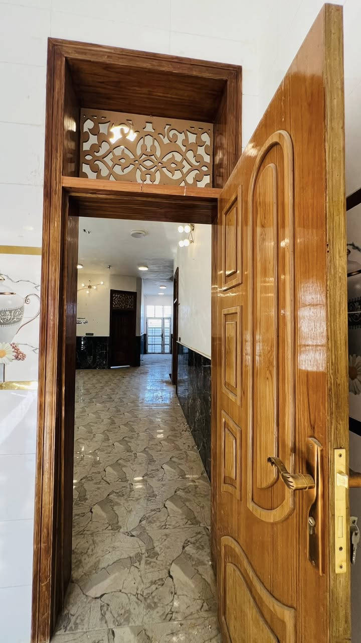 دار للبيع ….. 

📍المكان _ بابل _ المحاويل _ الشارع العام 

المساحة الكلية ٥٠٠م
مساحة البناء ٣٢٠م

يحتوي على طابقين 
الطابق الأول 
استقبال كبير +غرف عدد ٢  + صالة+مجمع صحيات 

الطابق الثاني 
يحتوي على غرف عدد ٤ +مطابخ عدد٢ +مجمع صحيات عدد٢ 
وكذلك البيت يحتوي على حديقة واسعة وكراج  

 📞الأتصال :*********** 
***********
عقارات الأفق العالمي 
📍المكان : بابل _ المسيب _ حي المعلمين
