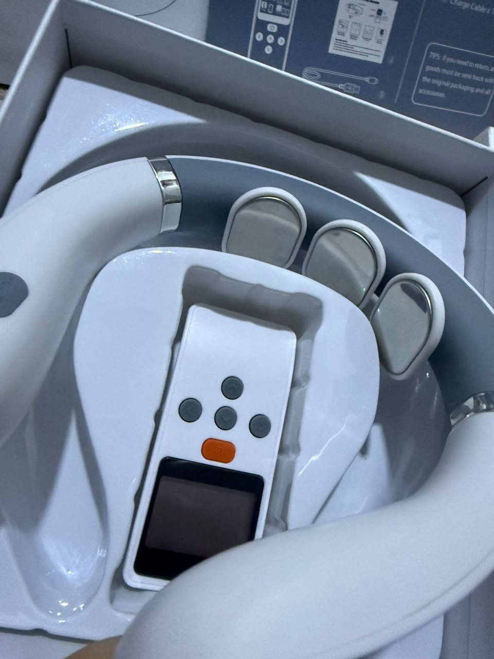 جهاز تدليك للرقبة (Neck Massager) من طراز AST-505H.
يستخدم لتخفيف آلام عضلات الرقبة بشكل مؤقت نتيجة الأنشطة الرياضية أو اليومية.

يحتوي على 9 أوضاع تدليك مختلفة (مثل العجن، والنقر، والضرب).

يوفر 50 مستوى شدة مختلف و 3 أوضاع للتدفئة.

يتم التحكم به عبر جهاز تحكم عن بعد (Remote Control).


**إذا كنت صاحب هذا الإعلان وتريد حذفه لأي سبب، رجاءا أرسل رسالة إلى الدعم الفني**