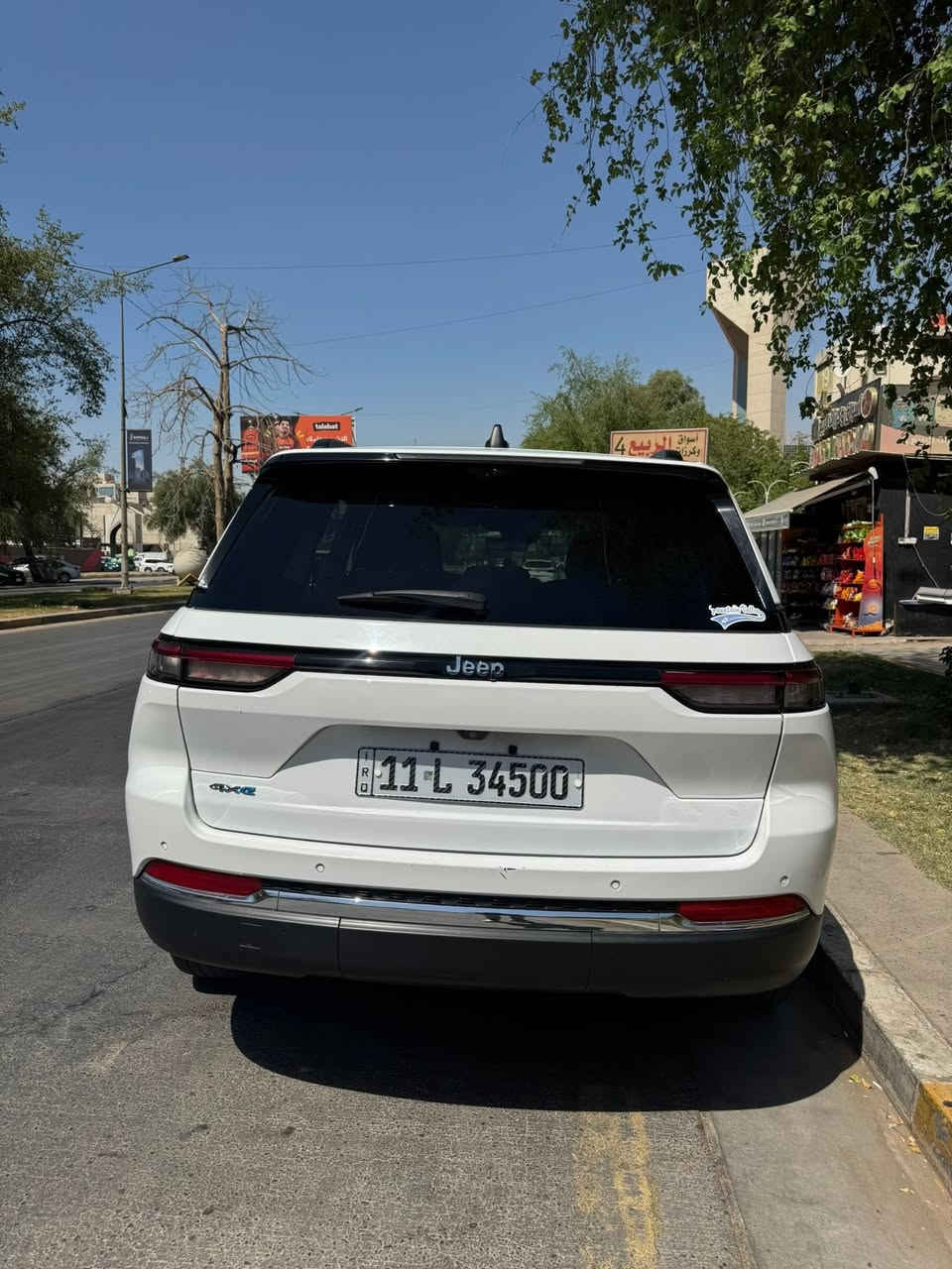 للبيع
** Jeep Grand Cherokee 4xe**

** موديل 2022**

- وارد أمريكي
- ممشى: 44,000 كم
- محرك 2.0 تيربو + هايبرد (e-sive
- ⁠-in Hybrid)
- قوة 375 حصان
- دفع رباعي (4x4)
- جير أوتوماتيك 8 سرعات
- لون أبيض / داخلية جلد أسود
-  3 شاشة كبيرة مع Apple CarPlay وAndroid Auto
- كاميرا خلفية
- ⁠صندوق كهرباء
- المقاعد 5 راكب
- حساسات أمامية وخلفية
- تشغيل بصمة ودخول ذكي 4 ابواب
- السيارة بحالة جيدة جدًا وجاهزة للاستخدام

🔹 ملاحظة: السيارة كانت تحتوي على ضرر أمامي وخلفي وتم إصلاحها.

💰 السعر: 290$

📍الموقع: بغداد

للاستفسار يرجى التواصل على الخاص أو الاتصال.

***********
