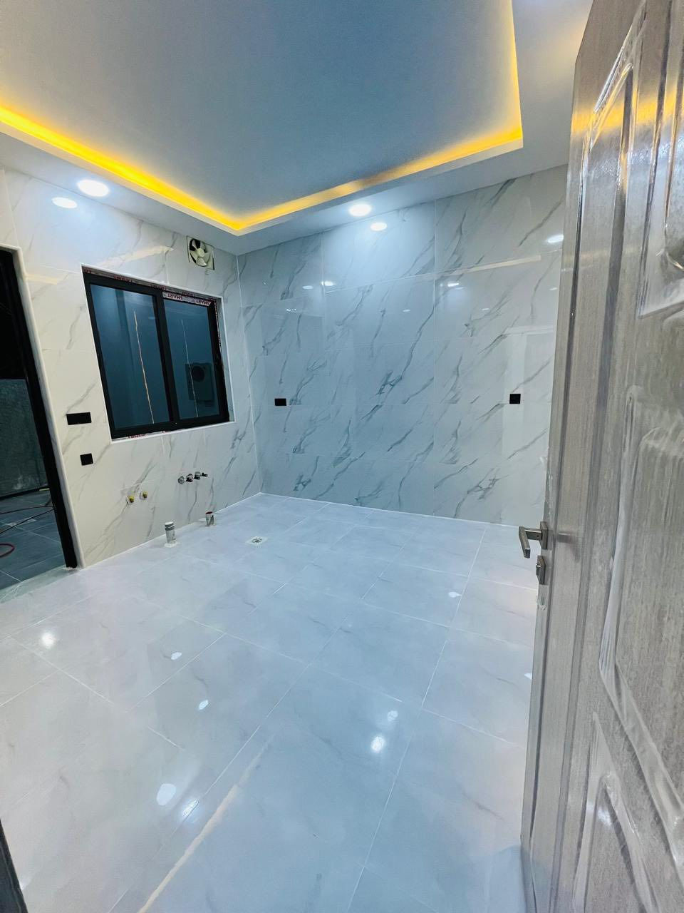 …………. للبيع ……..…….

دار في حي الملايين الأولى 

المساحة البيت 120م     واجهه 9.50م

طابق الاول غرفه نوم هول وصاله استقبال ومطبخ وصحيات 

طابق الثاني ثلاث غرف نوم وصحيات 

صنف العقار بستان ملك صرف

شارع بعرض 10م

السعر علق بكلمة تم ويوصلك على الخاص 

للاستفسار اكثر مراجعه مكتب ركن الملايين للعقار 

الكائن مقابل جامع الصواف او الاتصال على الارقام التاليه

*********** واتساب
***********
