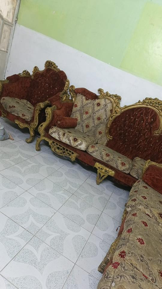 السلام عليكم تخم ملكي طراز مصري ثقيل 10 مقاعد متكون من 2 قنفه ثلاث مقاعد و 4 كراسي التخم بحاله جيده المكان الشعب السعر 250 الف الغرير ***********
