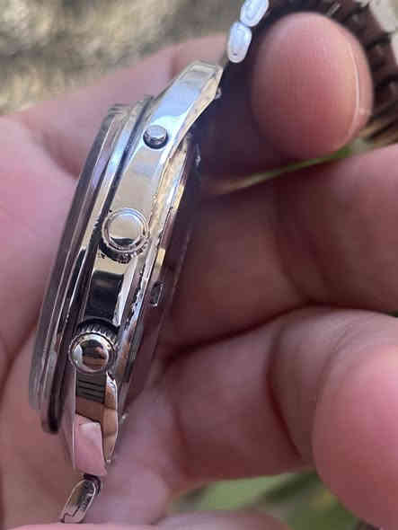 السلام عليكم 
من اجمل اصدارات اورينت 
اورينت دولي 
انتاج ١٩٧٩
مينا مميزة جداً 
نظافة تامة كالجديد
تعمل بكفاءة عالية 
ستانلس ستيل بالكامل
مقاومة للماء 
القطر ٤٣
السعر ١٥٠  الف 
يوجد توصيل لجميع المحافظات 
***********
