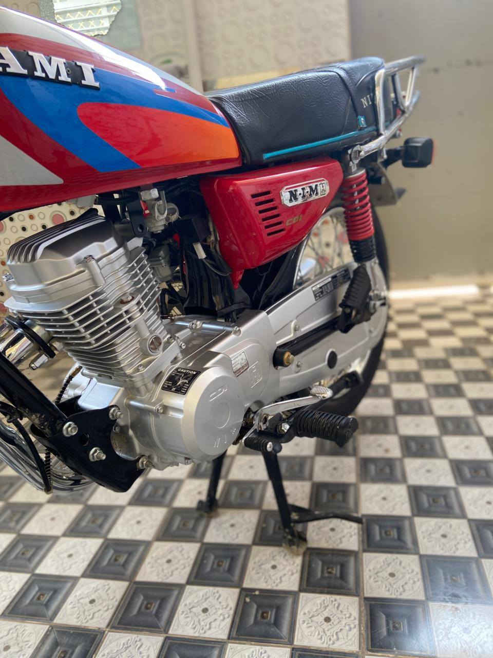 سلام عليكم دراجه البيع نوع نامه متياز مديل 25 اوراق  سكنر  دراجه كلشي بيها شغال دراجه الون الميزز  الدراجه احله من الصور مكان الدراجه بابل مسيب حي.للعسكري  السعر 700 بيها مجال الشراي ودللل ***********
