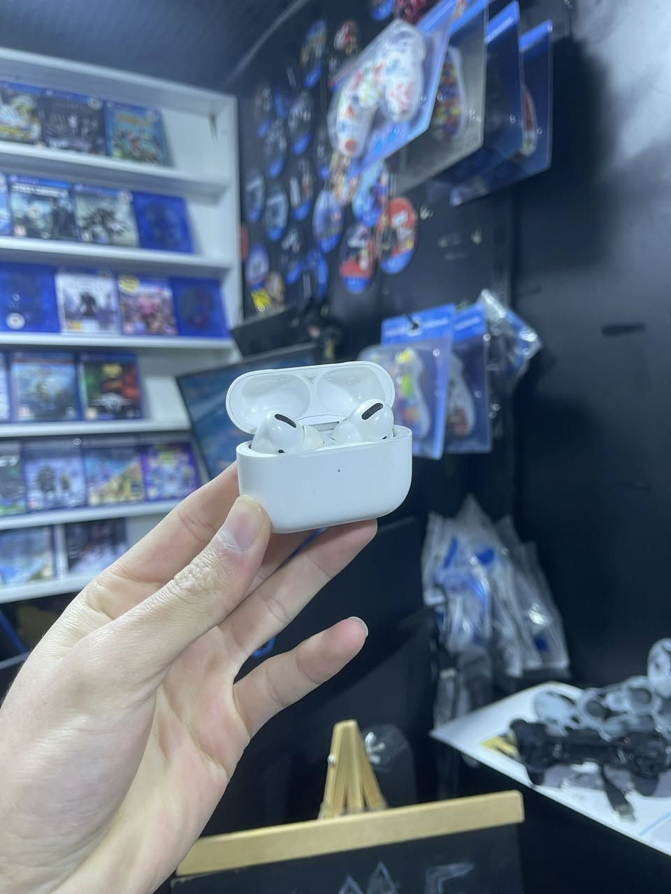 ايربود الجيل الأول (برو) اصلي نضافه100/100 مستخدمه قليل 

للبيع سعره 85الف فقط مكان رمادي شارع السينما 
***********
توصيل متوفر
