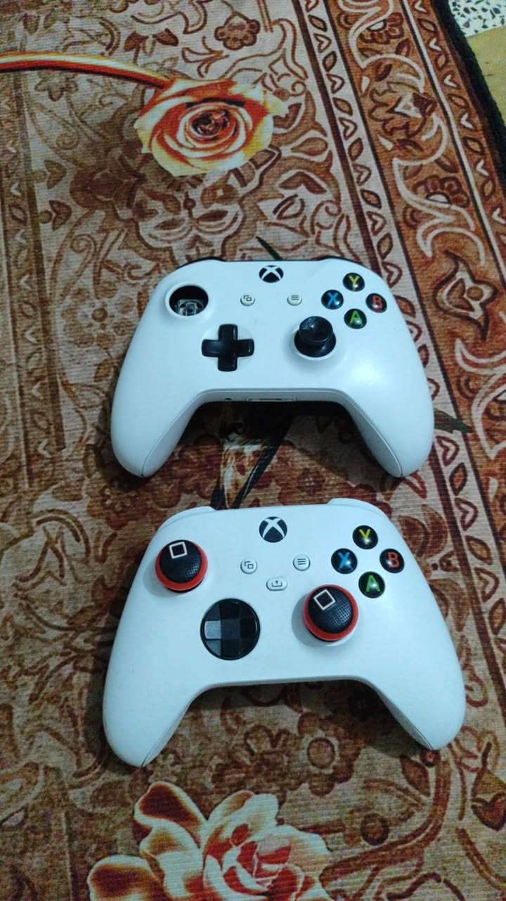 للبيع: Xbox One S بحالة ممتازة
المواصفات الأساسية:
نوع الجهاز: Xbox One S باللون الأبيض كما يظهر في "IMG-20260514-WA0001.jpg".
المساحة التخزينية: 1 تيرابايت (توفر مساحة كبيرة للألعاب الضخمة والتحديثات).
الملحقات: يأتي مع سلك الطاقة الموضح في
معه يده ذكيه للعاب  القويه  ***********
